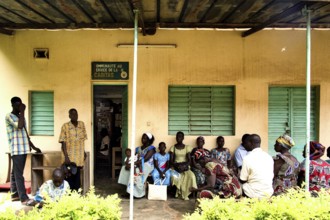 A group of people waiting in a hospital waiting room, old architecture, Bouake, null, Côte d'Ivoire