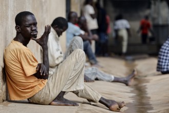 Patients sit on the wall of male psychiatry in quiet moments, Bouaké, Nimbo, Côte d'Ivoire