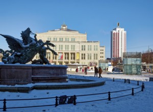Mendebrunnen and Opera, Leipzig Opera House, on Augustusplatz in winter with snow, Leipzig, Saxony,