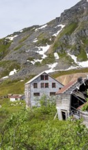 Building of the former Gold Mine Independence Mine in mountainous landscape, Independence Mine