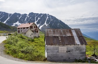 Manager's House, former Gold Mine Independence Mine building in mountainous landscape, Independence