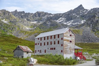 Workers accommodation, former Gold Mine Independence Mine building in mountainous landscape,