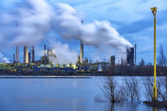 Rhine near Duisburg-Bruckhausen, industrial setting of the ThyssenKrupp steel plant, fire cloud of