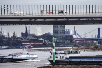 Shipping traffic on the Rhine near Duisburg-Homberg, new A40 motorway, Neuenkamp Rhine bridge,
