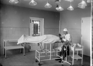 Operation, anesthetist, anesthesia with laughing gas, medicine, history of medicine, photograph,