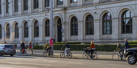 Cyclists on Invalidenstraße in front of the Federal Ministry of Economics and Energy building,