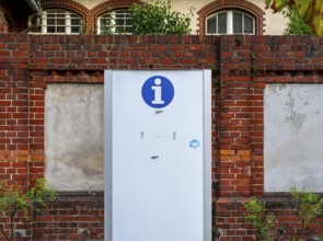 Guide without content, empty information board on the grounds of a hospital, Berlin, Germany