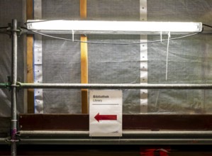 Technical University in Berlin, provisional information sheets and signs at an indoor construction