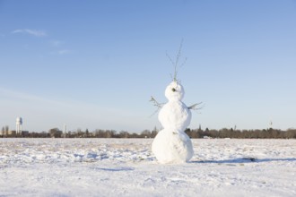 A snowman stands on Tempelhofer Feld in Berlin on 11.01.2026