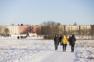 People walk on Tempelhofer Feld in Berlin on 11.01.2026