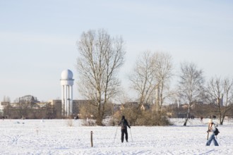 A skier in front of a radar tower on Tempelhofer Feld in Berlin on 11.01.2026