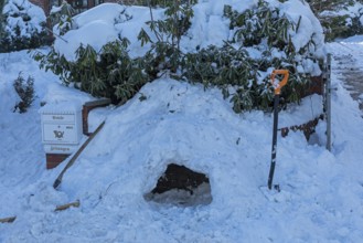Children have built an igloo, snow piles, mailbox, shovel, winter, snow, Sieversen, Samtgemeinde