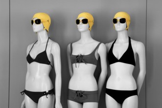Female mannequins with bathing suits, bathcaps and sunglasses, black and white, New York City, USA