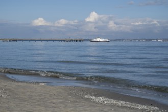 Excursion boat goes to pier, beach, wave, Binz, seaside resort, island of Rügen, Baltic Sea,