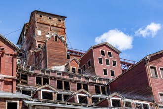 Kennicott Red Buildings, Kennicott Concentration Mill to extract copper from quarried rock,