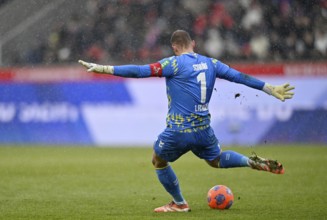 Goalkeeper Marvin Schwäbe 1. FC Koeln KOE (01) Action kick off snow, snow drift, winter,