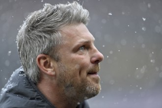 Coach coach Lukas Kwasniok 1. FC Cologne KÖ portrait looking up snow, blowing snow, winter,