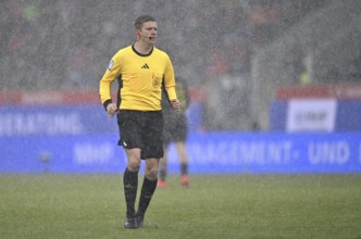 Referee Robert Schröder snow, blowing snow, winter, Voith-Arena, Heidenheim, Baden-Württemberg,