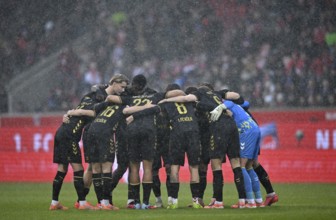 Team building, team circle in front of the start of 1. FC Cologne, snow, snowfall, winter,