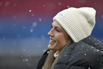 SKY reporter presenter Mara Mones wears hat Portrait Snow, Snow, Winter, Voith-Arena, Heidenheim,
