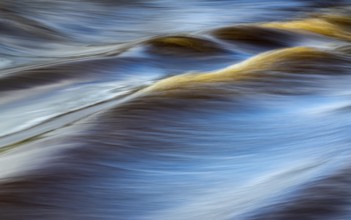 Waves on the water of the Hunte River, Goldenstedt, Lower Saxony, Germany