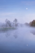 Daybreak with fog and moon on the Hunte near Colnrade, Colnrade, Bühren, Lower Saxony, Germany
