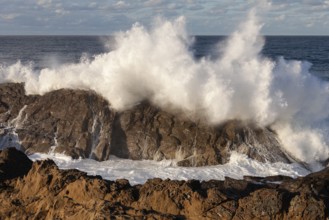 Powerful ocean swells hitting rocks at the mainland's eastern point. Crashing waves, Byron Bay, New