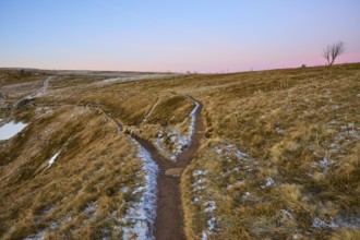 Fork in wintry hills under a blue and pink sky, La Gorge de Pierrel, Martinswand, Frankental,