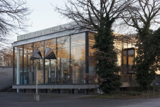 Lehmbruck-Museum, illuminated glass hall, twilight, Duisburg, North Rhine-Westphalia, Germany