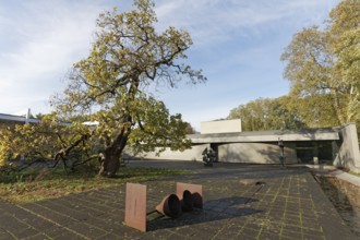 Lehmbruck-Museum, courtyard Lehmbruck-Wing, sculpture cover III by sculptor Heinz Günther Prager,