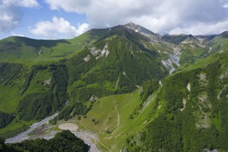 Green mountain landscape with blue sky and clouds, natural natural beauty, mountain landscape