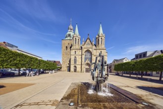 St. Victor Church, Victor Fountain, sculptor Ferdinand Starmann, general architecture, trees,