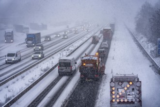 The onset of winter in North Rhine-Westphalia, heavy snowfall, A3 motorway near Hilden, near