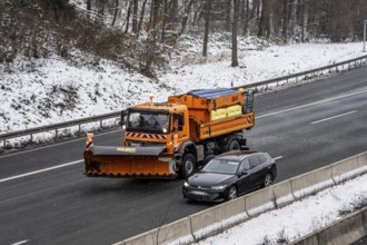 The onset of winter in North Rhine-Westphalia, snowfall, A3 motorway near Hilden, near Ohligser