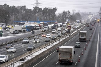The onset of winter in North Rhine-Westphalia, snowfall, A3 motorway near Hilden, near Ohligser