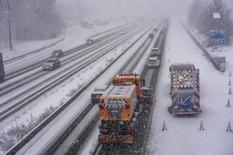 The onset of winter in North Rhine-Westphalia, heavy snowfall, A3 motorway near Hilden, near