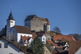 Hiltpoltstein Castle, 12th century, on the left parish church of St. Matthäus, Blauer Himmel,
