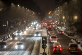 Winter weather, blowing snow, inner-city traffic, Alfredstraße, B224, in Essen, North