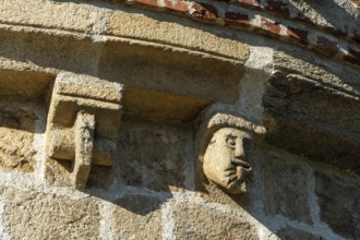 Issoire. Pillar (The Annunciation made to Mary) . The figures are illuminated by colorful light