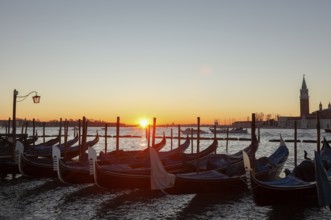 Sunrise in front of the Piazzetta with a view of the gondolas and the Isola di San Giorgio, San