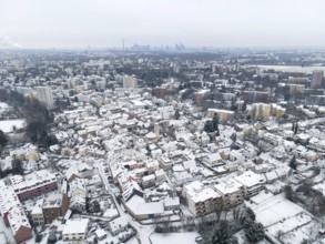 The Niederursel district of Frankfurt and the surrounding area are covered with snow. The towers of
