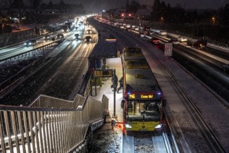 Winter weather, motorway traffic, A40 motorway, Ruhrschnellweg, in Essen, at the Essen-Ost motorway
