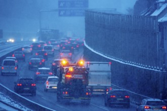 Winter maintenance, spreading vehicle, winter weather, motorway traffic, A40 motorway,