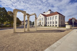 Reigen concrete sculpture, sculptor Julia Hansen, state archive, historic building, street, trees,