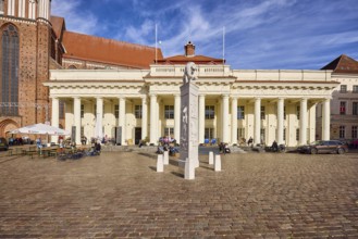 Monument to Henry the Lion, historic market hall, architect Johann Joachim bush, architectural