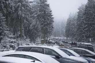 After it has snowed in the Taunus (Hesse), the car parks on the Großer Feldberg are overcrowded,