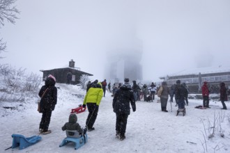 After the snowfall of the last few days, many people have come to the Großer Feldberg in the Taunus