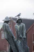 Kittiwakes (Rissa tridyctyla) sitting on fishermen's monument Opp av hav (Up from the sea), in