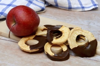 Apple rings, coated with chocolate, dried fruit