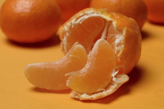 Opened clementine, clementine pieces, clementine